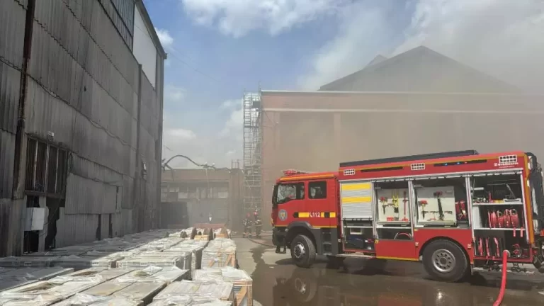 Incendiu puternic lângă Hala Laminor, din București. Intervenție de urgență a pompierilor/S-a emis RO-Alert din cauza fumului