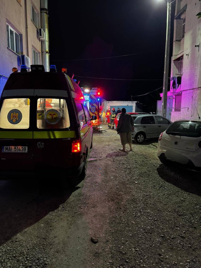 Incendiu într-un bloc din Bârlad. Zeci de locatari evacuați de urgență – FOTO