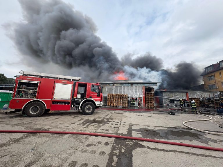 Incendiu cu degajări mari de fum la un depozit din București. A fost emis mesaj RO-ALERT – FOTO