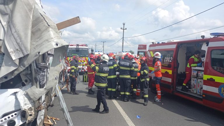Update. PLAN ROȘU în județul Iași: un autocar și un camion, implicate într-un grav accident/17 persoane, transportate la spital – FOTO