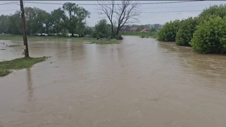 Inundații în mai multe județe din țară. Zeci de persoane evacuate și pagube materiale – VIDEO