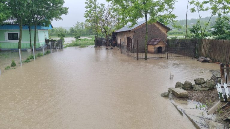 Inundații în mai multe zone din țară. Aproximativ 400 de persoane evacuate, în patru județe/Zeci de localități afectate de ploile abundente – FOTO/VIDEO