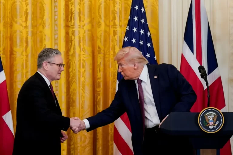 America încheie acorduri cu prieteni și dușmani deopotrivă. Europa rămâne în coada listei