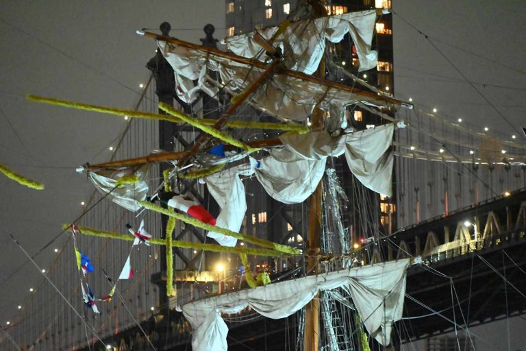 VIDEO| Haos la New York: Podul Brooklyn, lovit de o navă mexicană