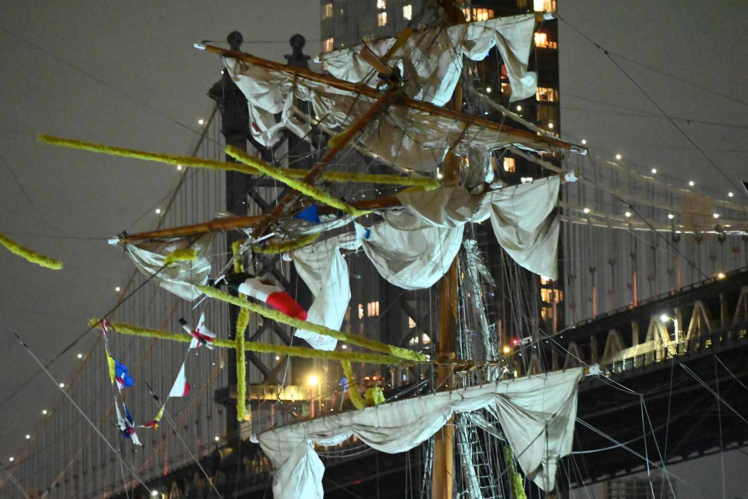 VIDEO| Haos la New York: Podul Brooklyn, lovit de o navă mexicană
