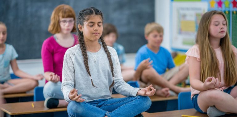 Mindfulness în școli: Antrenamentul emoțional care lipsea din educație