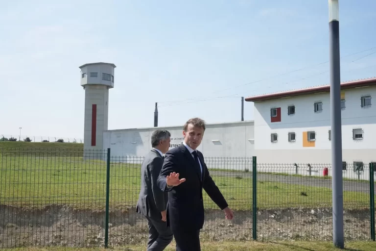 Sistemul penitenciar francez se apropie de colaps. Macron trimite deținuții în Europa de Est?