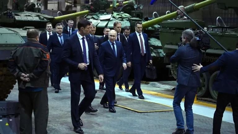 Mai poate Rusia să-și ducă economia de război?