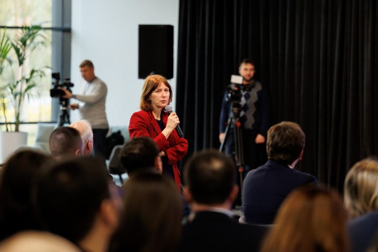 Ambasadoarea SUA în România, Kathleen Kavalec, se retrage din funcție