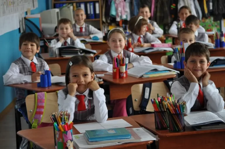 Au descoperit și parlamentarii. De peste 10 ani, clasa pregătitoare se face pe banii părinților