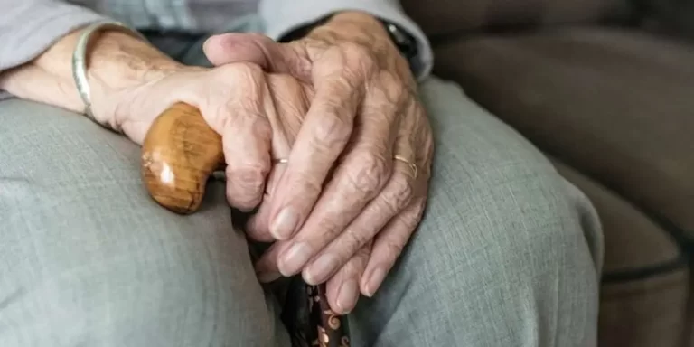 Afaceri cu banii bătrânilor din azil. Autoritățile, prinse cu sume importante de bani dosite ”în sertar”