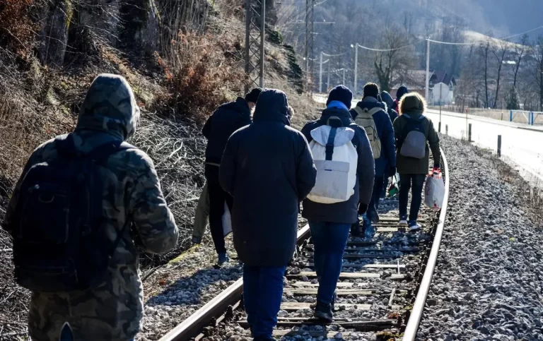 Nu e războiul lor. A crescut numărul bărbaților ucraineni care vin să stea pe banii țărilor UE