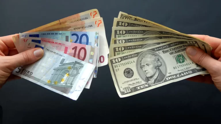 Cât de jos poate ajunge dolarul?