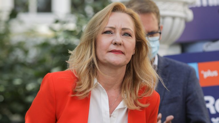 Lasconi isi bate joc de vot. „Îl vreau pe Brad Pitt în turul 2”