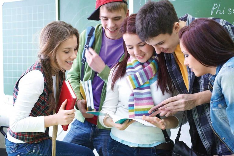 Sistemul educațional din România – un teatru absurd cu actori plictisiți și spectatori absenți