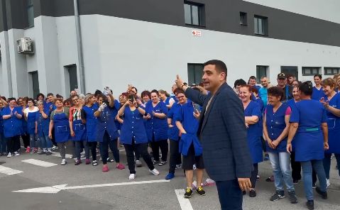 Simion, la o fabrică din Alba, după ce a intrat în turul 2: „Îl punem pe Călin în fruntea ţării” – VIDEO