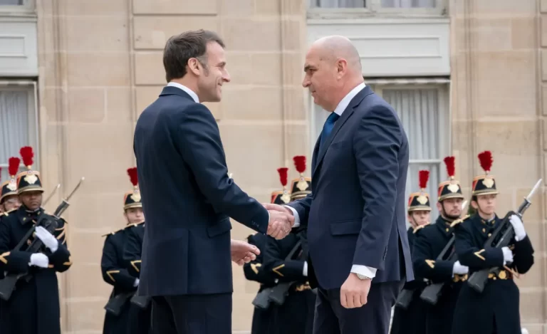 Piesa „Marioneta”, pe scena de la București. Macron trage sforile, Bolojan și Nicușor dansează