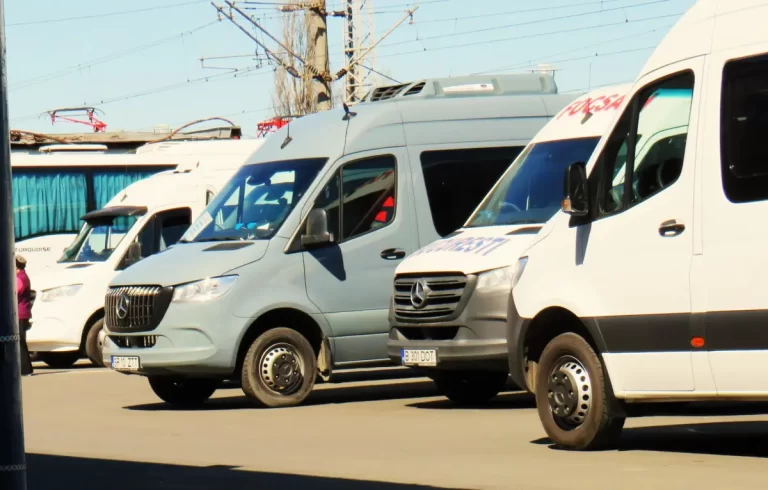 Lovitură pe piața navetiștilor. CCR a decis că legea îi favorizează pe transportatorii care dețin deja trasee