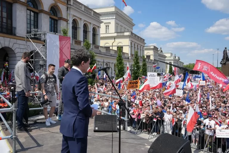 Nicușor Dan depune jurământul. În limba franceză?!