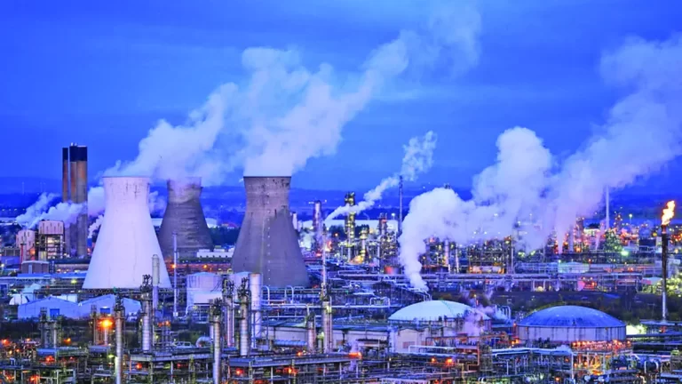 Pacostea tranziției energetice. Cum se distruge o rafinărie