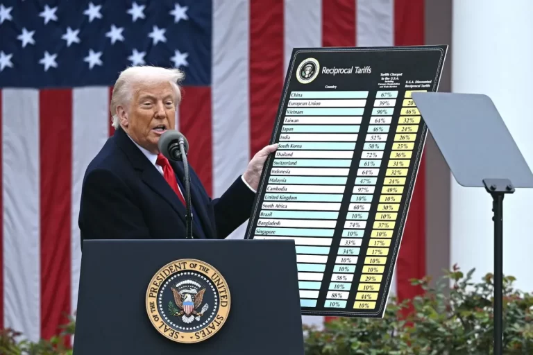 Tarifele lui Trump se lovesc de un blocaj judiciar. Acțiunile și dolarul cresc