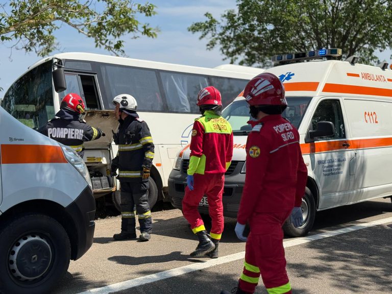 UPDATE. Plan Roşu de intervenţie, după ce un autocar s-a răsturnat. Unde s-a produs accidentul
