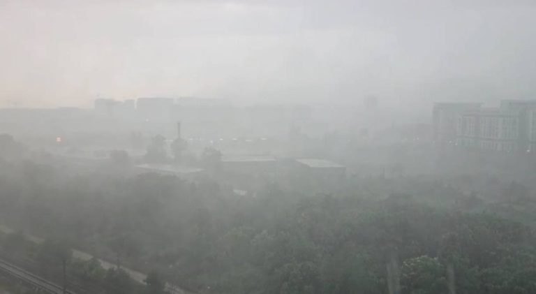 UPDATE. Rupere de nori în Capitală! Cod portocaliu de ploi și vijelii în București/Străzi inundate și copaci căzuți – FOTO/VIDEO