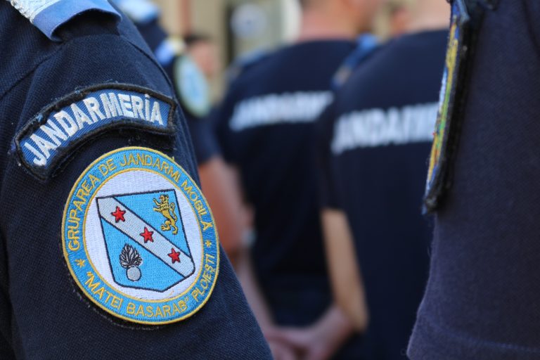 Intervenţie a jandarmilor după ce doi bărbaţi şi o femeie s-au luat la bătaie, pe o stradă din Ploieşti