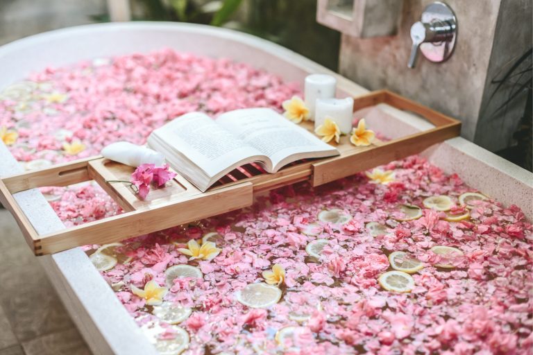 Băi cu plante pentru detoxifiere și relaxare: Terapia Naturală pe care corpul o așteaptă