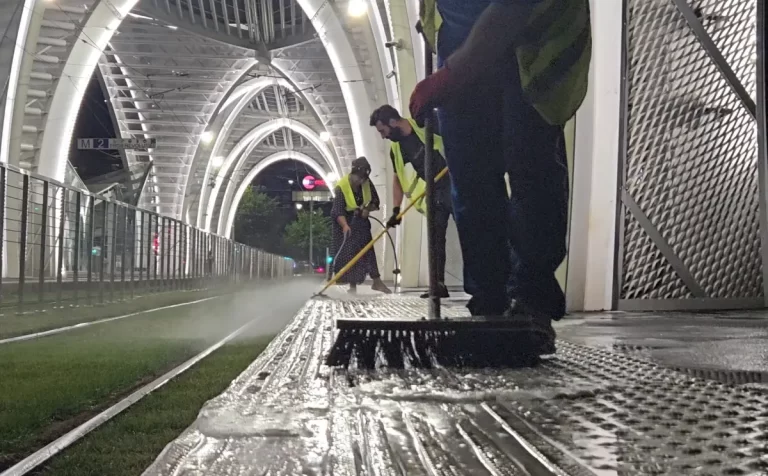 Amplă campanie nocturnă de spălare și igienizare a principalelor obiective din Sectorul 4
