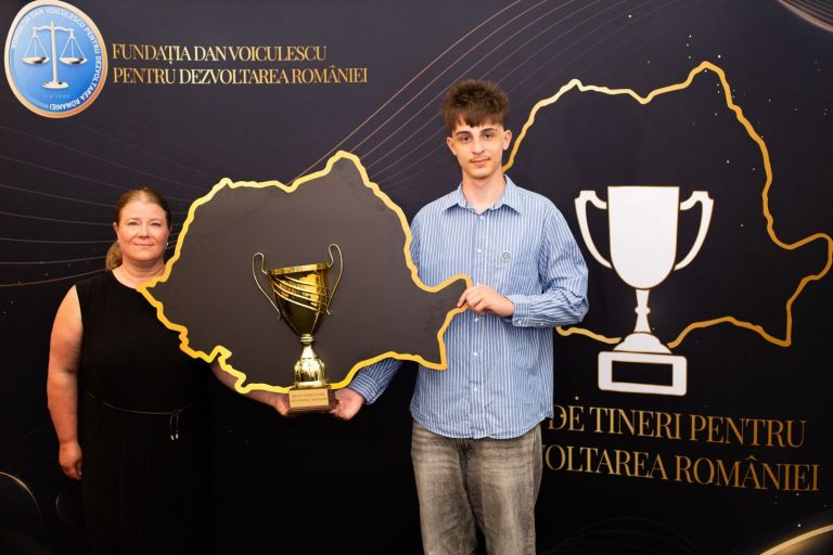 Raul Babi, poliglotul român premiat de case nobiliare, finalist în campania „100 de tineri pentru dezvoltarea României” a Fundației Dan Voiculescu