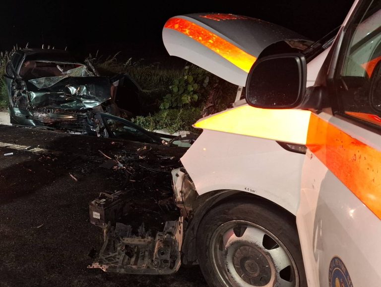 Accident grav în județul Botoșani. A fost implicată și o ambulanță: doi morți și patru răniți
