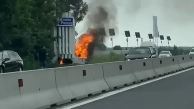 Accident grav pe DN1. O mașină a luat foc după ce a lovit o bornă kilometrică/Șoferul, încarcerat
