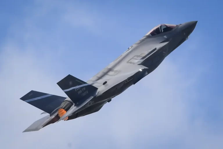 Producătorii americani de arme urmăresc valul  cheltuielilor militare europene