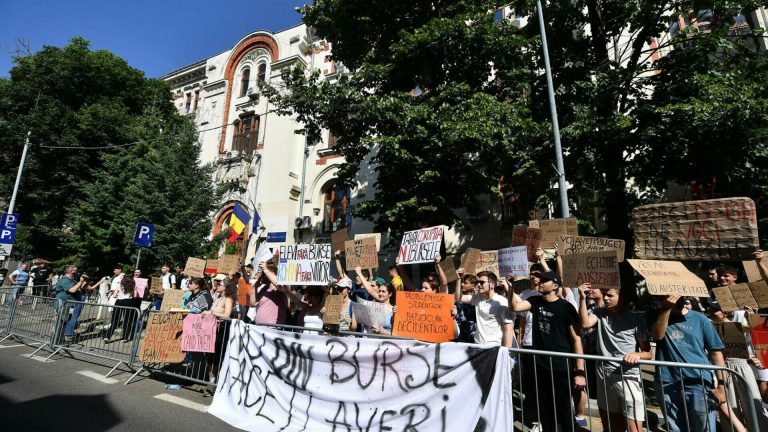 tăierea burselor studentă