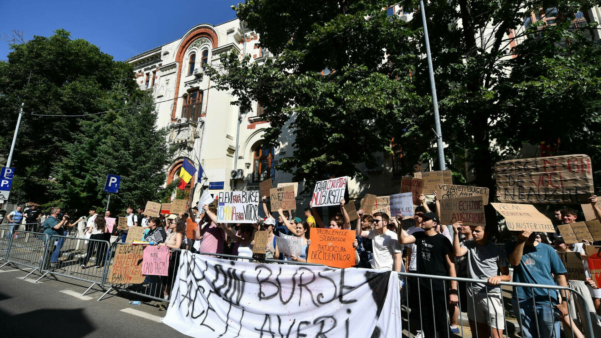 tăierea burselor studentă