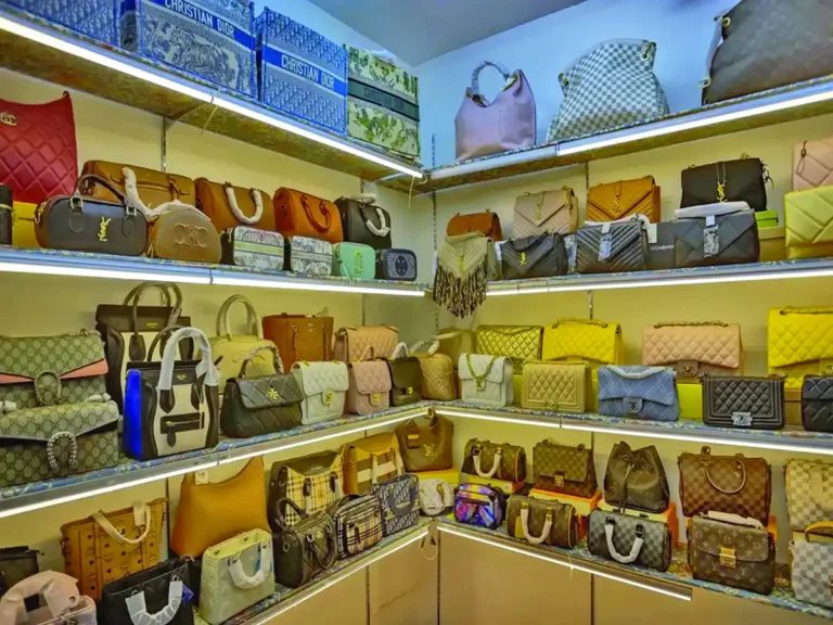 Chinezii trec pe second hand. 30 de dolari pentru o geantă de lux!