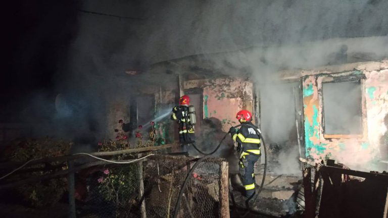 Incendiu cu urmări cumplite, în Vaslui: Un copil a fost găsit mort. Bunica lui a decedat la spital 