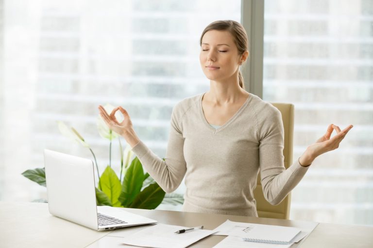 Mindfulness la Locul de Muncă: Cum Să Reduci Stresul și Să-ți Crești Productivitatea