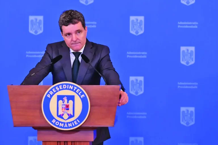 Teatru mic de păpuși cu sfori groase: SRI, USR și un președinte PowerPoint