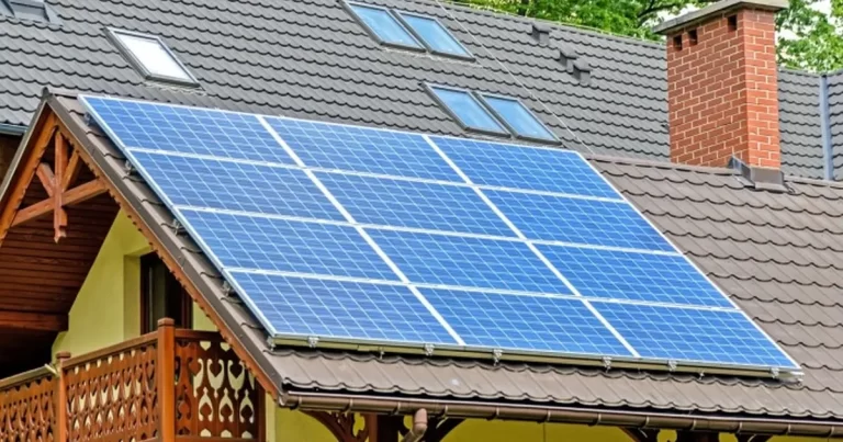 Pentru că nu-i mai poate jecmăni, Bolojan le taie românilor independența energetică