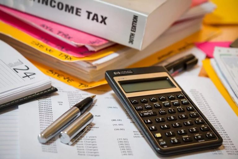 Calcul estimativ. Câți bani pierde un român cu salariu de 4.000 de lei, lună de lună, din cauza scumpirilor