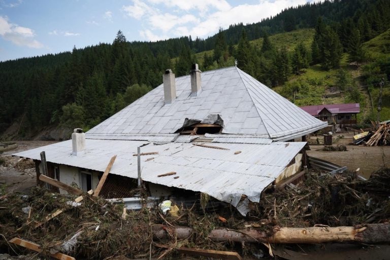 „A luat tot, munca de o viață”. Imagini cutremurătoare cu urmările inundațiilor catastrofale din Broșteni – VIDEO