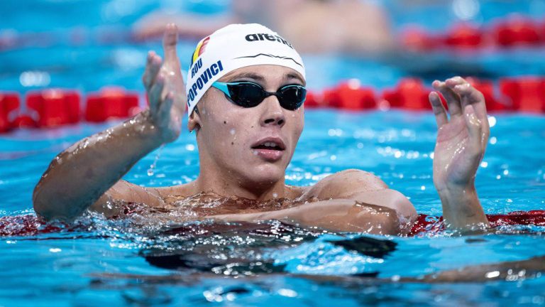 Aur la Singapore! David Popovici, campion mondial în proba de 200 de metri liber – VIDEO
