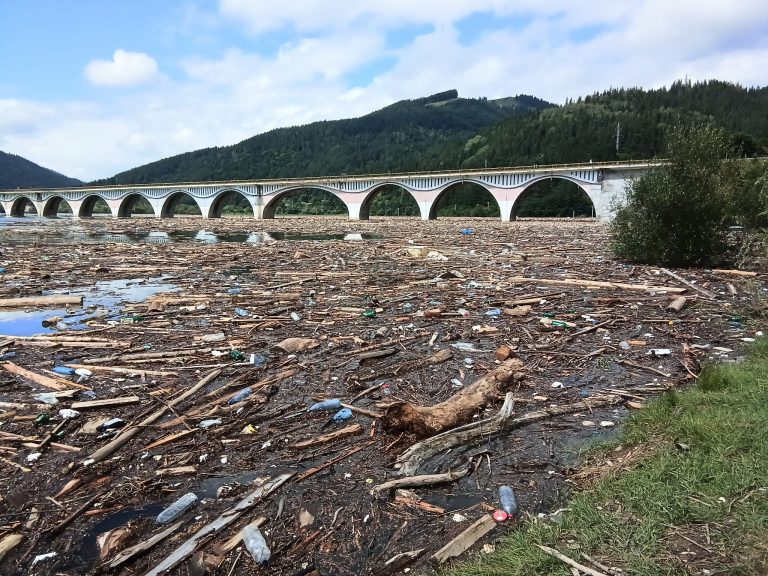 Pericol biologic pe lacul Izvorul Muntelui, din cauza zecilor de tone de resturi aduse de viitură/S-a decis montarea unui baraj provizoriu – FOTO