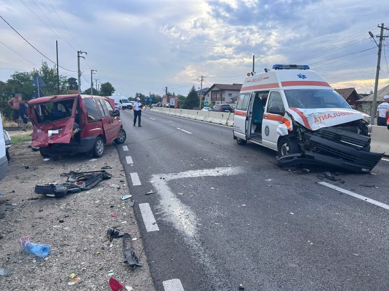 Ambulanță implicată într-un accident rutier, în Vâlcea. O tânără și un copil – răniți