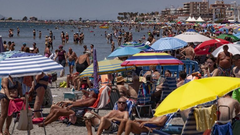 Sufocați de turiști: spaniolii nu se mai bucură de propriile lor plaje