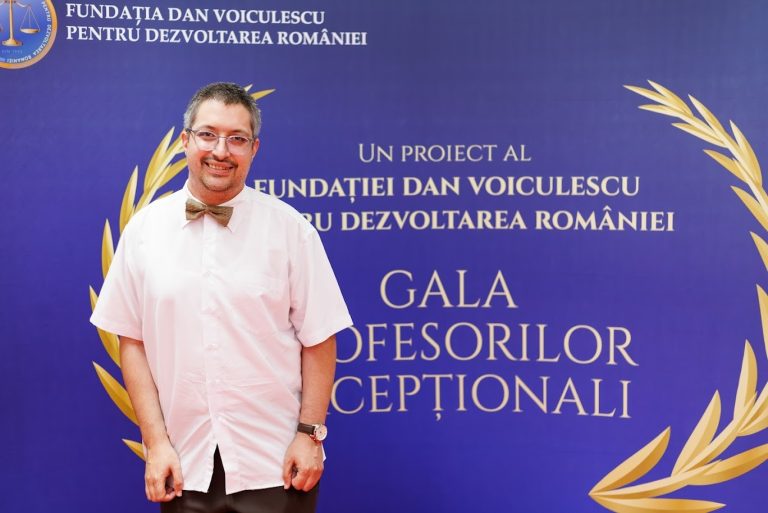 Profesorul Anton, de la Colegiul Național „Unirea” din Brașov, premiat la Gala Profesorilor Excepționali: „Educația nu înseamnă doar școală, înseamnă societate”