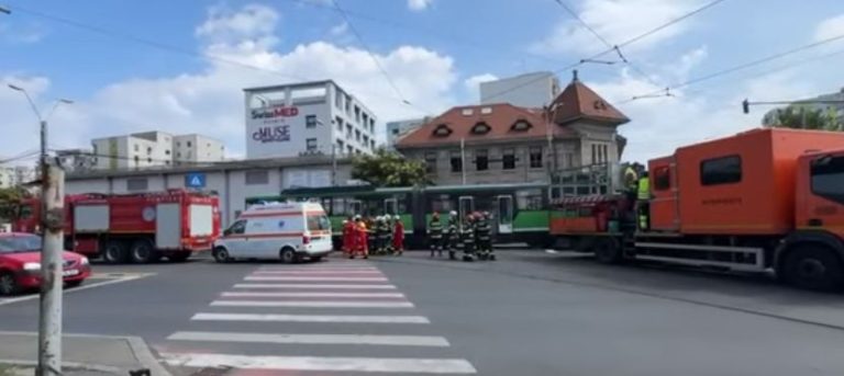 UPDATE. Un tramvai și un autobuz s-au ciocnit într-o intersecție din Capitală: mai multe persoane au primit îngrijiri la fața locului, șase au fost transportate la spital – VIDEO