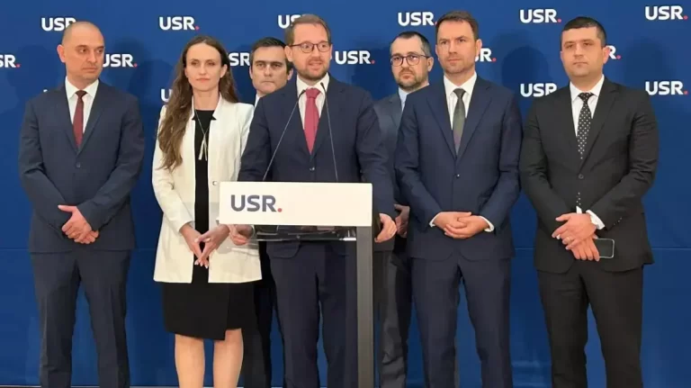 USR lucrează de zor. Pentru alții!